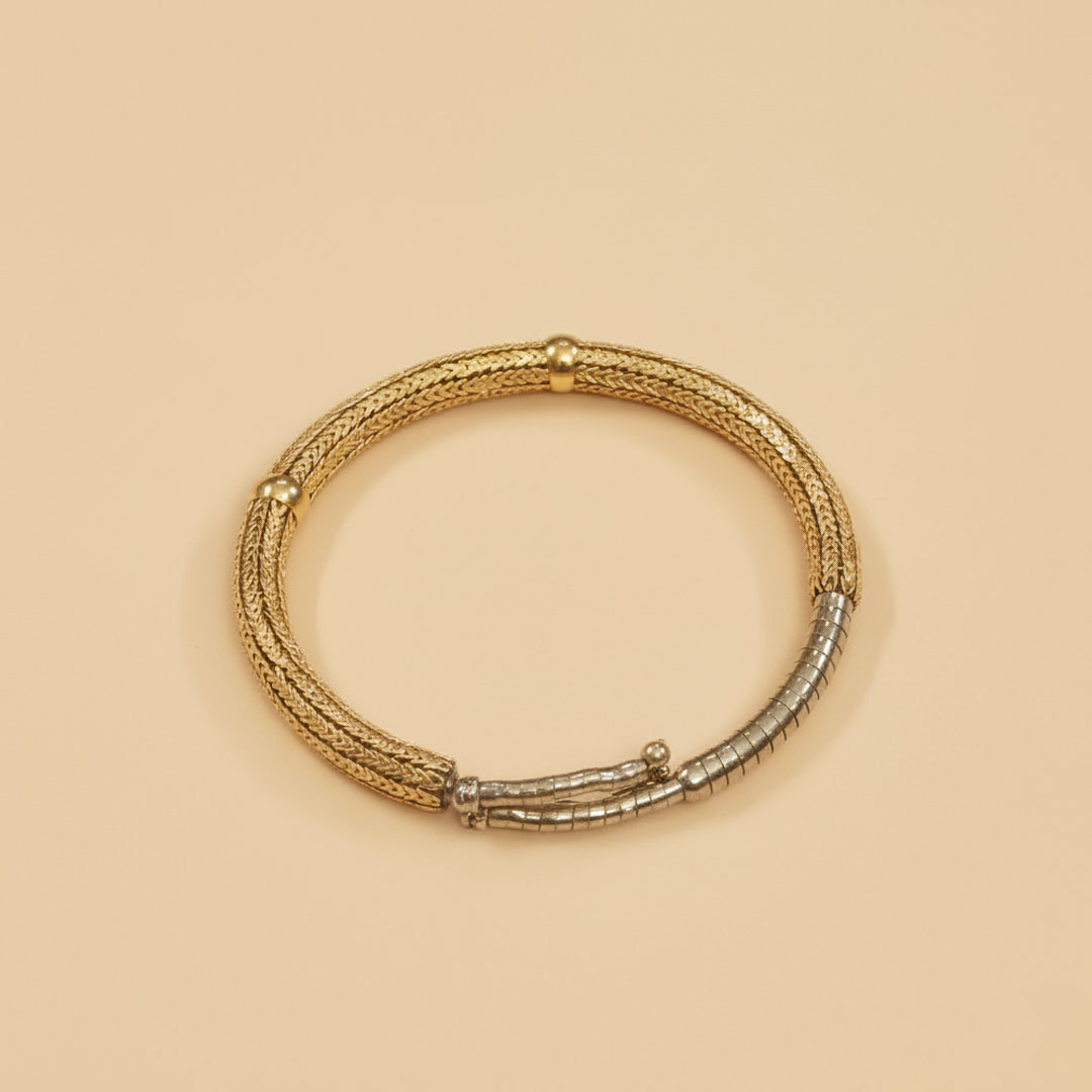 Gold-Plated Metal Bangle with Braided and Smooth Design - Image 3